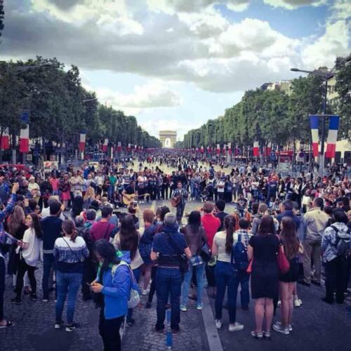 yuri-menna-paris-Champs-Élysées